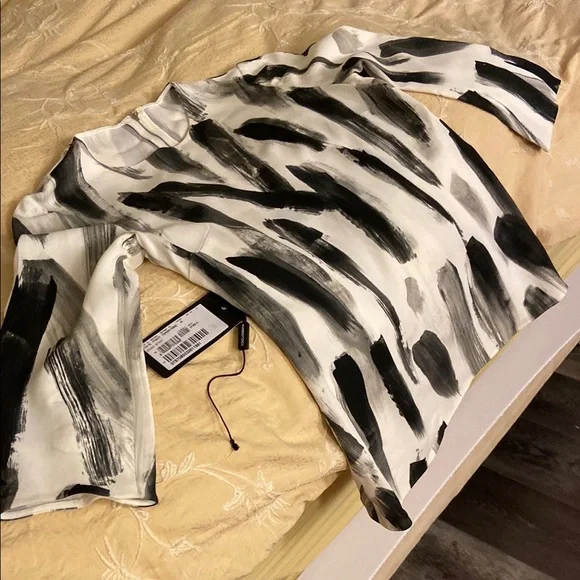 Abstract Black and White Women's Top - Picture 4 of 8